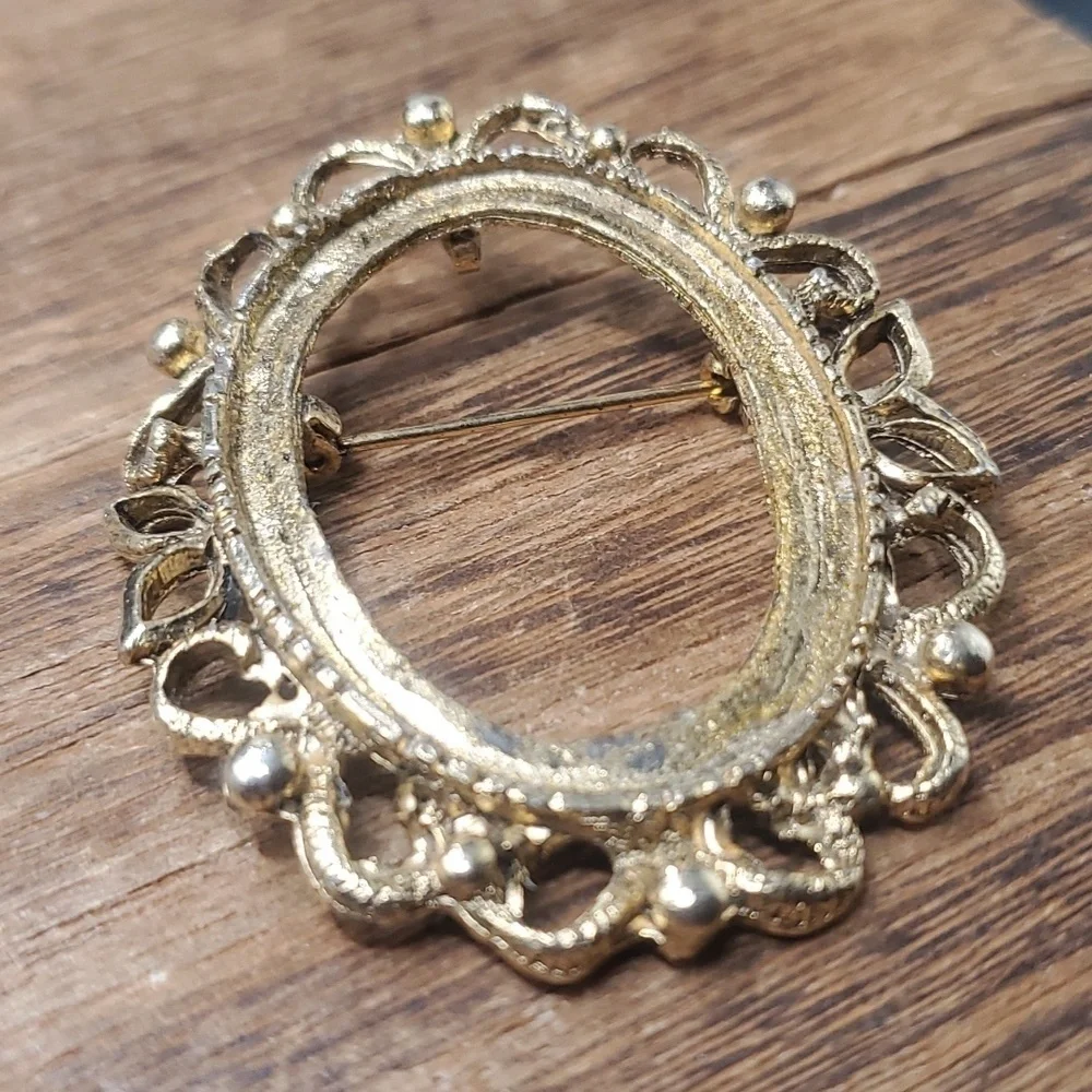 B835 openwork cameo frame‎ brooch estate
